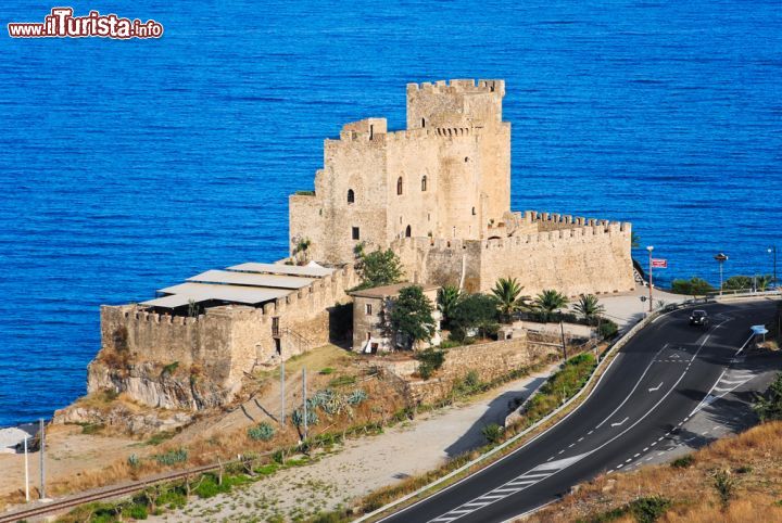 Immagine La statale Ionica SS 106 e il Castello di Pietra di Roseto Capo Spulico