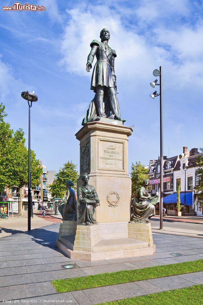 Immagine La statua a re Guglielmo II° in Hill Square a Tilburg, Olanda. Protettore delle scienze, delle arti e della religione, fu un attivo sostenitore dell'istruzione - © TonyV3112 / Shutterstock.com