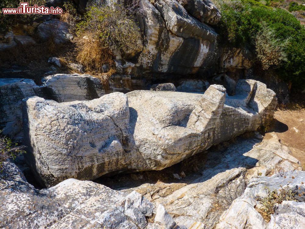 Immagine La statua arcaica di Kouros vicino al villaggio di Apollonas a Naxos in Grecia. Si tratta di una antica raffigurazione del dio Dioniso.