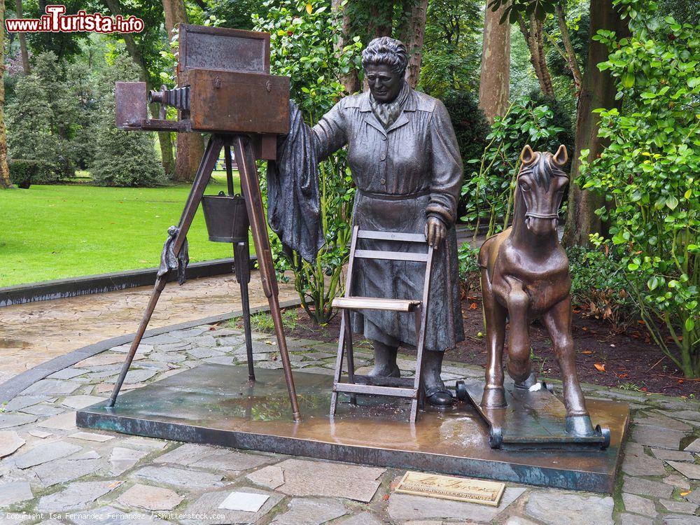 Immagine La statua de La Torera a Oviedo, Spagna. Si tratta dell'omaggio a Josefa Carril, celebre fotografa che lavorò nel parco cittadino San Francisco - © Isa Fernandez Fernandez / Shutterstock.com