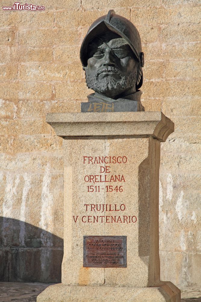Immagine La statua dedicata a Francisco de Orellana nel centro di Trujillo, Spagna. Conquistador spagnolo, prese parte alla colonizzazione delle Americhe.