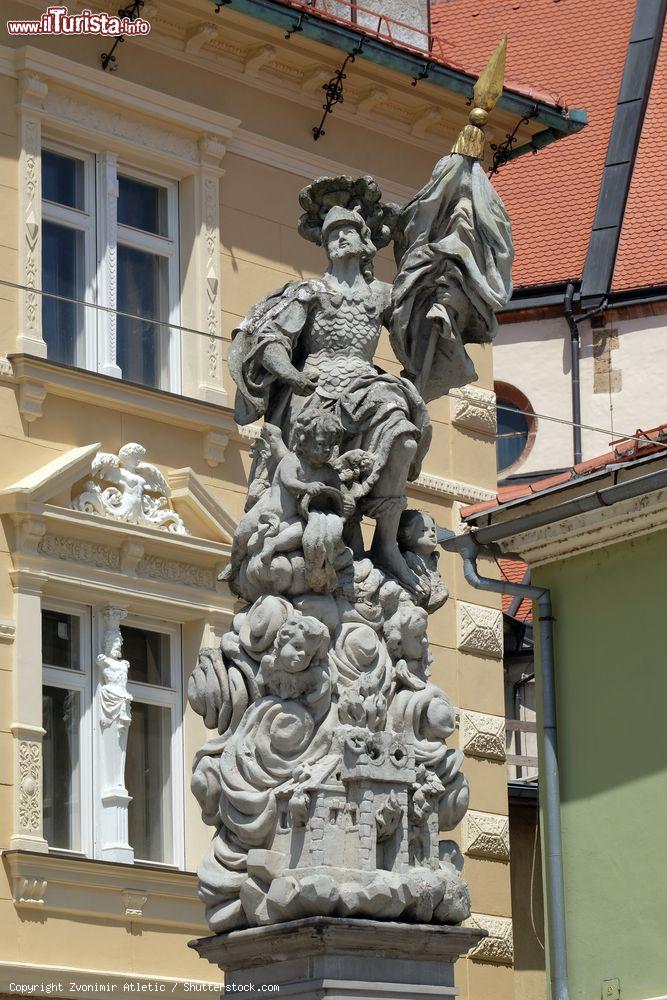 Immagine La statua dedicata a San Floriano nella piazza centrale di Ptuj, Mestni Trg, Slovenia - © Zvonimir Atletic / Shutterstock.com