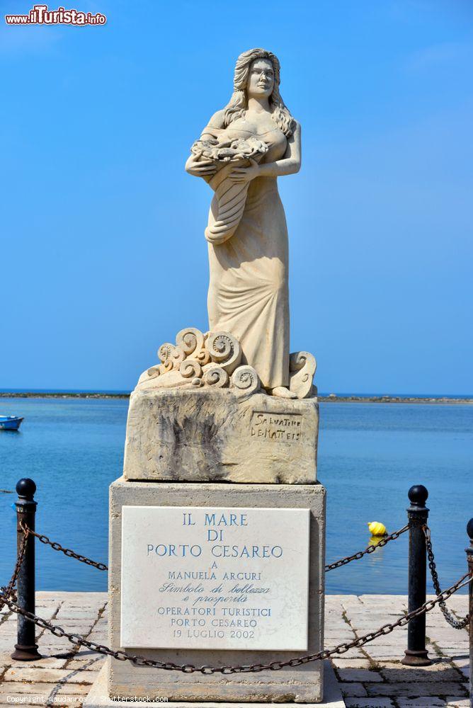 Immagine La statua dedicata all'attrice Manuela Arcuri sul lungomare di Porto Cesareo, Salento, Puglia - © maudanros / Shutterstock.com
