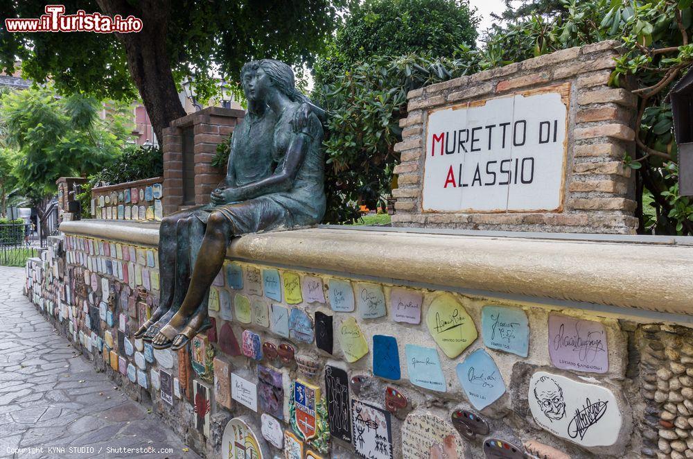 Immagine La statua dei due amanti sul Muretto di Alassio, uno dei simboli moderni della città - © KYNA STUDIO / Shutterstock.com