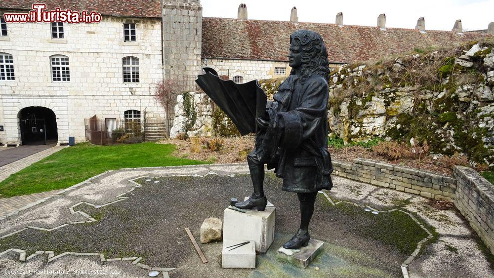 Immagine La statua del celebre architetto Sebastien Le Prestre de Vauban nel cortile della cittadella di Besancon, Francia. La fortezza medievale venne progettata proprio da Vauban - © Kamilalala / Shutterstock.com