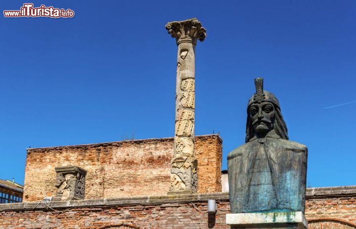 Immagine La statua del conte Vlad a Curtea Veche il quartiere storico di Lipscani a Bucarest in Romania - © Leonid Andronov / Shutterstock.com