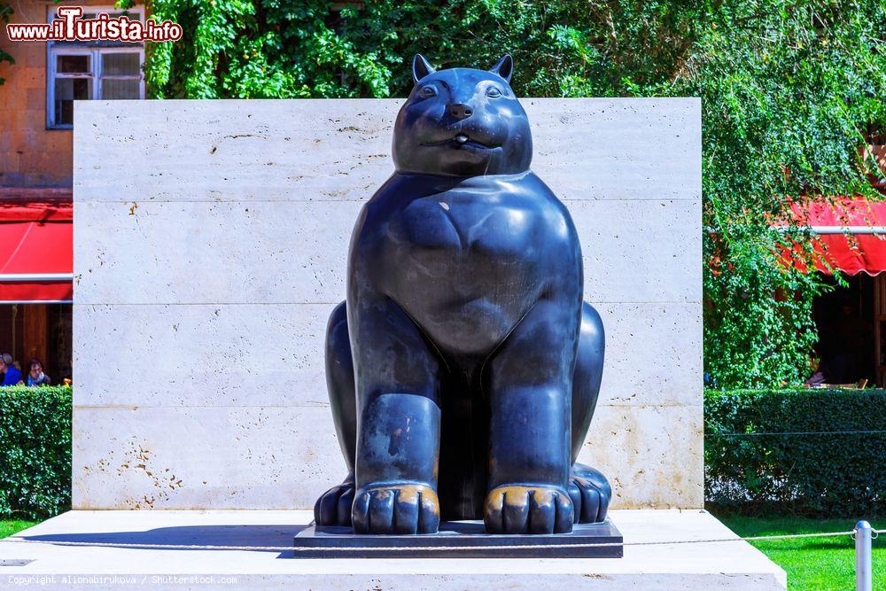 Immagine La statua del gatto gigante di Botero nel giardino delle sculture di Cafesjian nel centro cittadino di  Yerevan, Armenia - © alionabirukova / Shutterstock.com