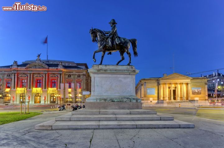 Immagine La statua del generale Dufour, l'opera e il Rath Museum in piazza Neuve by night, Ginevra. Al centro della piazza, una delle più importanti della città, sorge la scultura equestre dedicata al generale Dufour, eroe nazionale e primo realizzatore delle carte geografiche della Svizzera - foto © Elenarts