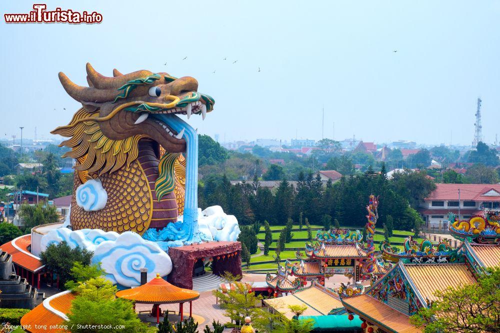 Immagine La statua del Grande Dragone al City Pillar Shrine di Suphan Buri, Thailandia - © tong patong / Shutterstock.com