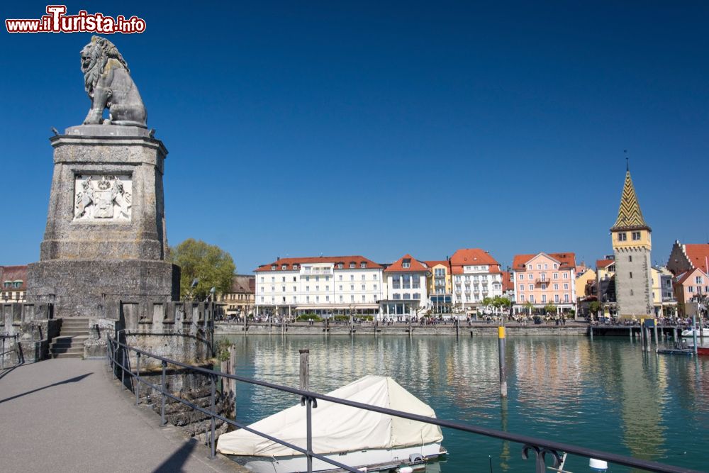 Immagine La statua del leone bavarese all'ingreso del porto di Lindau, Germania.