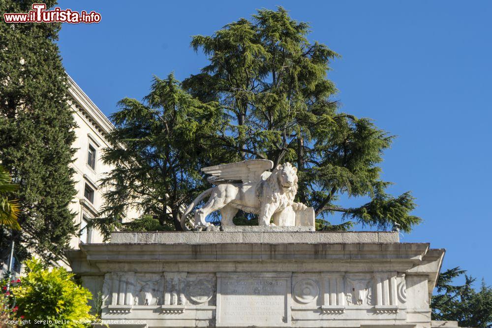 Immagine La statua del Leone Veneziano in piazza Libertà a Udine, Friuli Venezia Giulia. Nella parte rialzata del terrapieno sorge, fra i vari monumenti, anche la colonna del 1539 su cui si erge il leone alato marciano (del 1883) della Serenissima - © Sergio Delle Vedove / Shutterstock.com