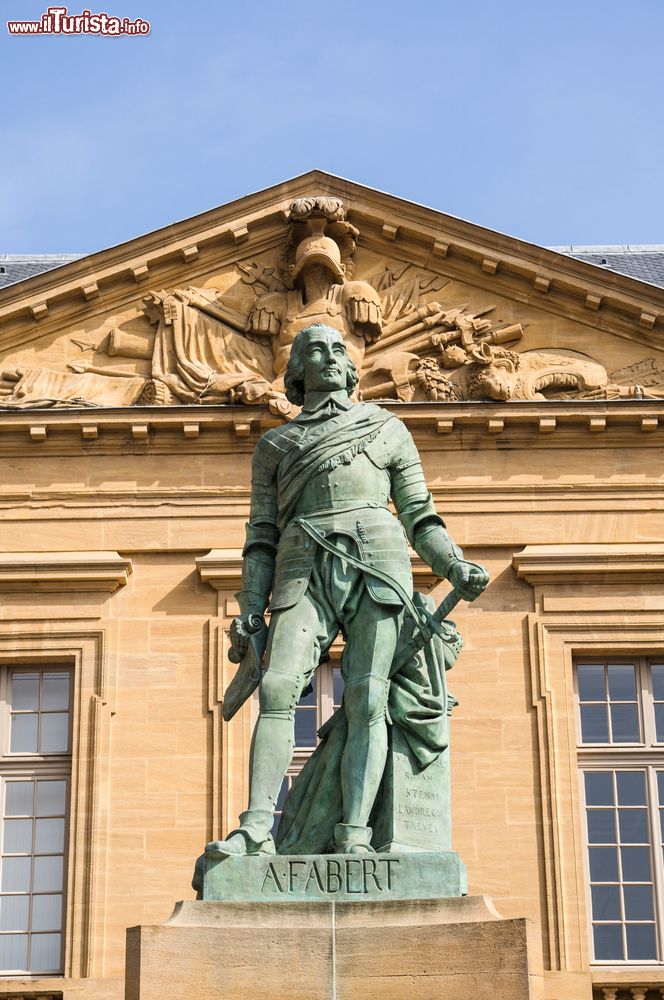 Immagine La statua del maresciallo Abraham de Fabert in Piazza d'Armi a Metz, Lorena, Francia. Questa piazza rappresenta il cuore del centro cittadino.