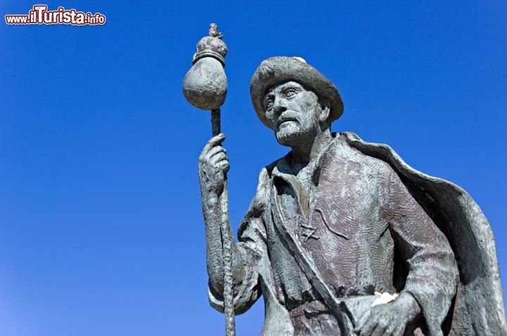 Immagine La statua del pellegrino lungo il Cammino de Santiago de Compostela, Galizia, Spagna.