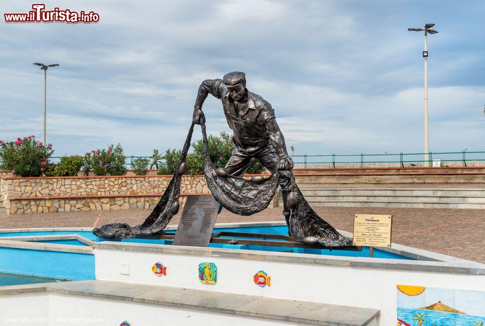 Immagine La statua del pescatore nella piazza centrale di Isola delle Femmine, borgo della provincia di Palermo in Sicilia - © elesi / Shutterstock.com