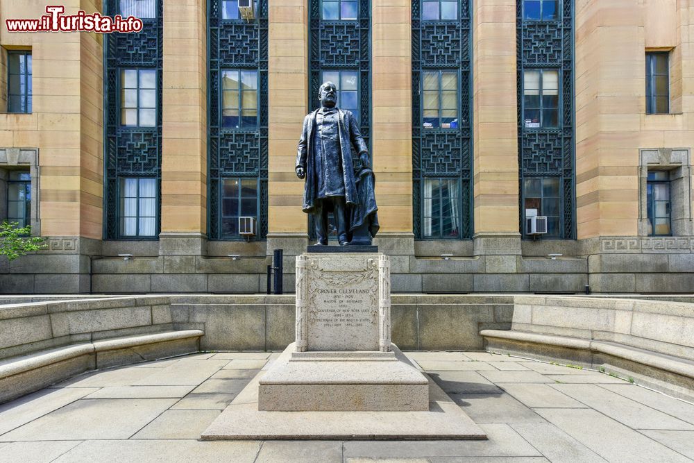 Immagine La statua del presidente Grover Cleveland davanti alla Buffalo City Hall, sede del governo municipale nella città di Buffalo, New York (USA).