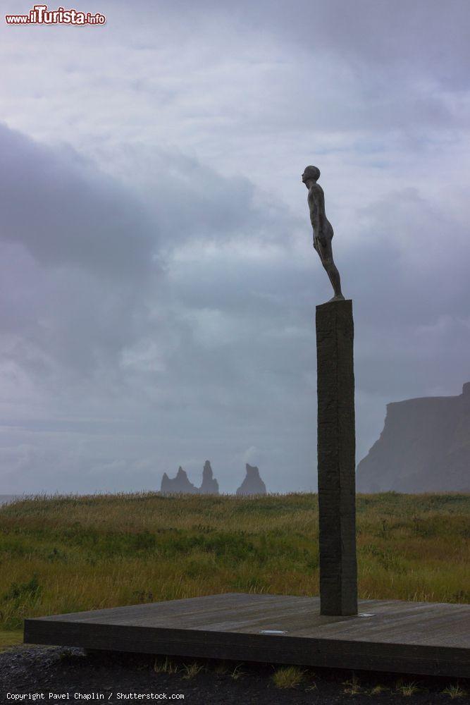 Immagine La statua del viaggiatore nei pressi di Vik i Myrdal, Islanda. Questa località islandese si trova lungo la Strada 1, la Hringvegur, nella regione di Suourland - © Pavel Chaplin / Shutterstock.com