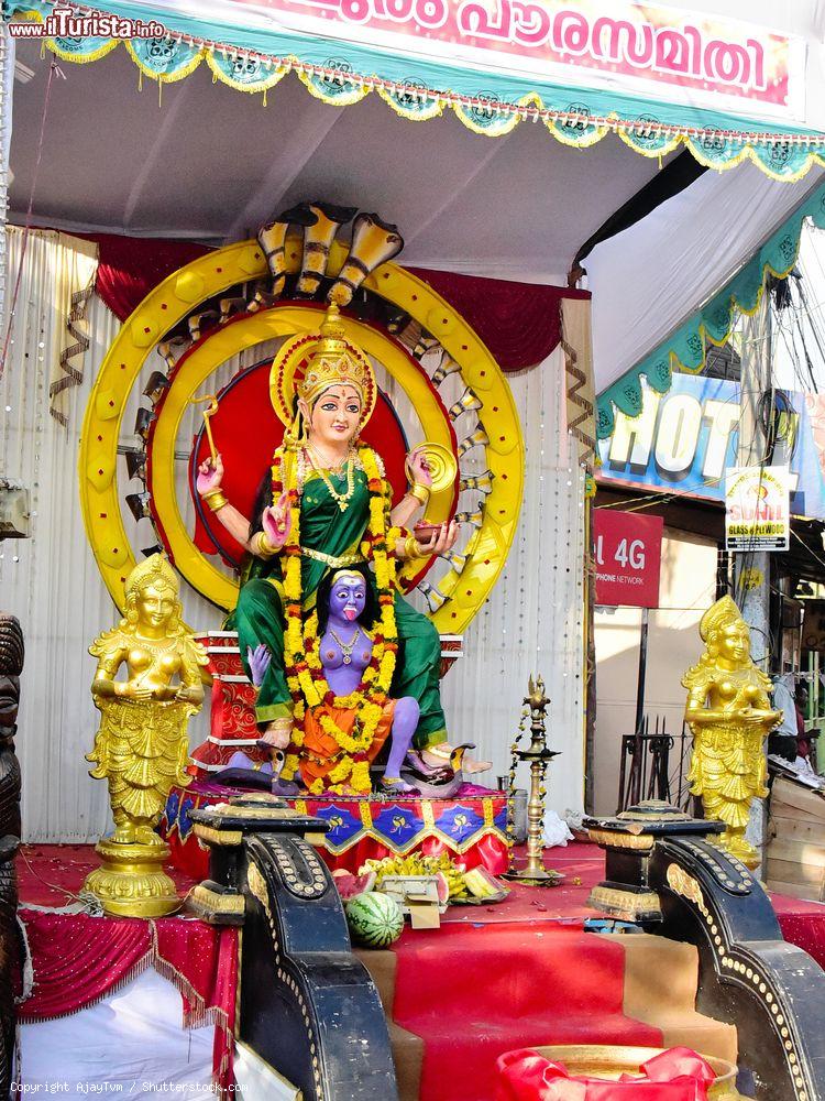 Immagine La statua della dea madre Devi lungo una strada della città di Trivandrum, Kerala, India - © AjayTvm / Shutterstock.com