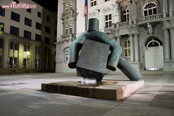 Immagine La statua della Giustizia in Moravian Square a Brno, Repubblica Ceca. Venne collocata qui dopo la ricostruzione del piazzale nel 2011- © 124720126 / Shutterstock.com