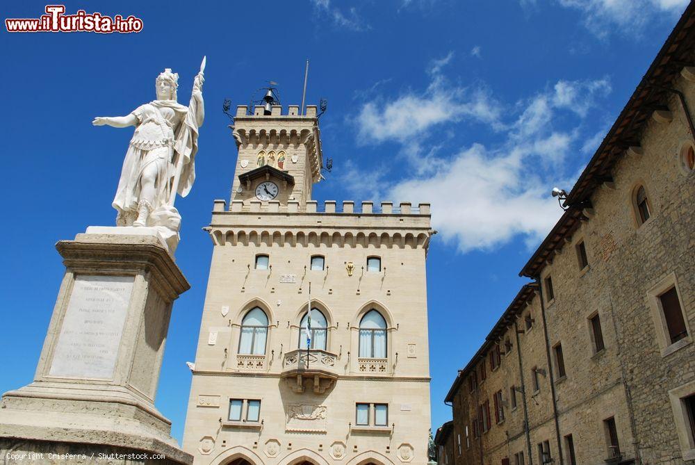 Immagine La statua della Libertà nel piazza del Municipio a San Marino. Siamo in piazza Pianello che al di sotto ospita delle cisterne per l'acqua piovana, un tempo utilizzate dai cittadini come riserva idrica - © Crisferra / Shutterstock.com