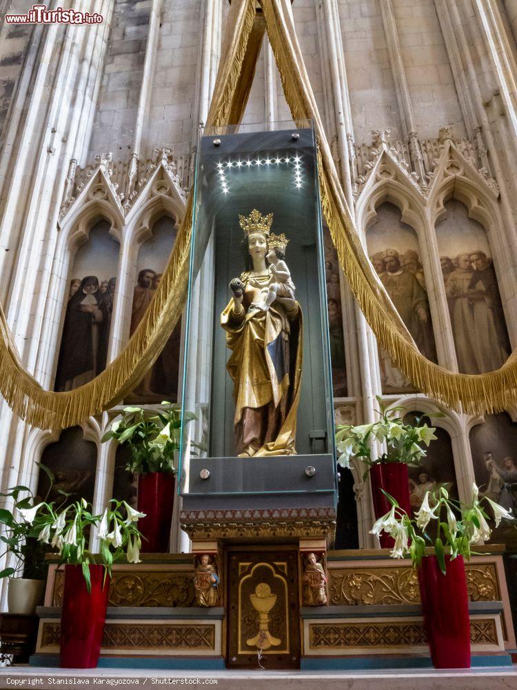 Immagine La statua della Madonna con Bambino nella basilica di Nostra Signora a Tongeren, Belgio. Venne realizzata nel 1479 - © Stanislava Karagyozova / Shutterstock.com