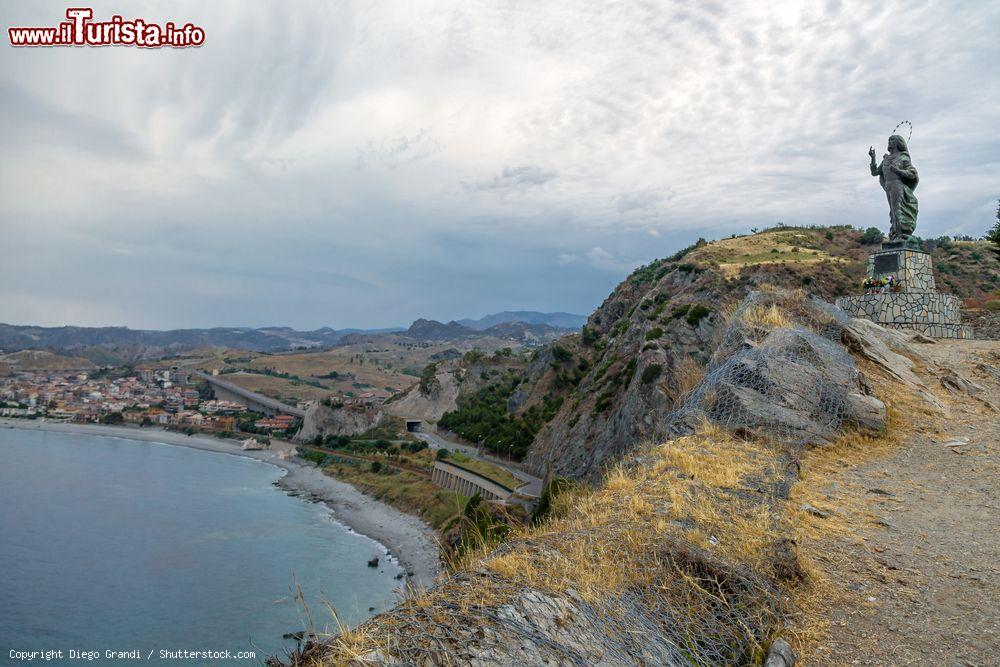 Immagine La statua della Madonna del Mare e la cittadina di Bova Marina  in Calabria - © Diego Grandi / Shutterstock.com