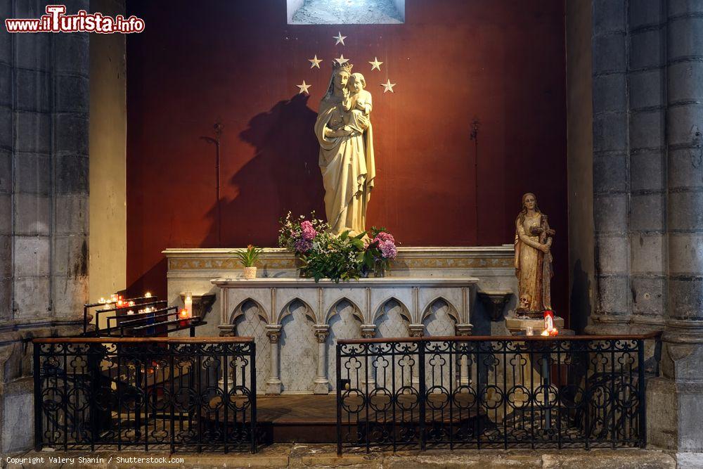 Immagine La statua della Madonna nella chiesa di San Giacomo a Pau, Francia - © Valery Shanin / Shutterstock.com