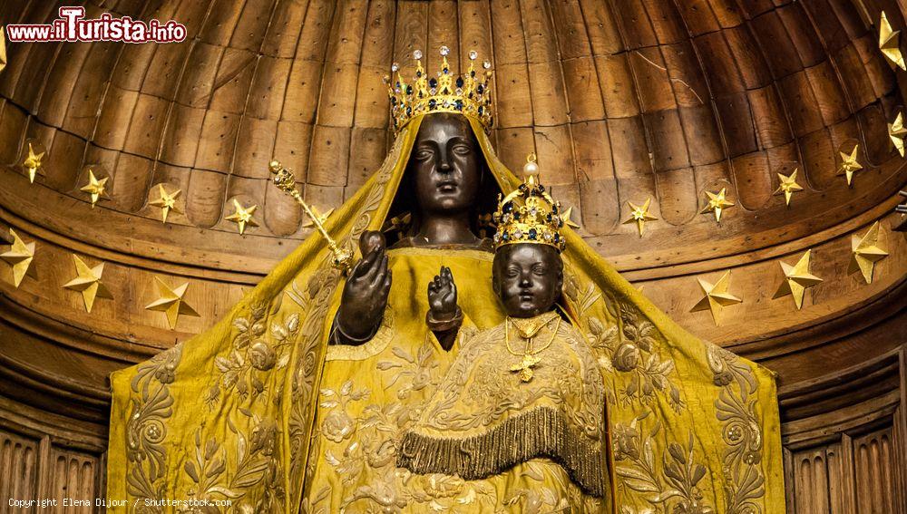 Immagine La statua della Madonna Nera con il Bambino nella cattedrale di Chartres, Francia. L'edificio venne costruito fra il 1194 e il 1250 - © Elena Dijour / Shutterstock.com