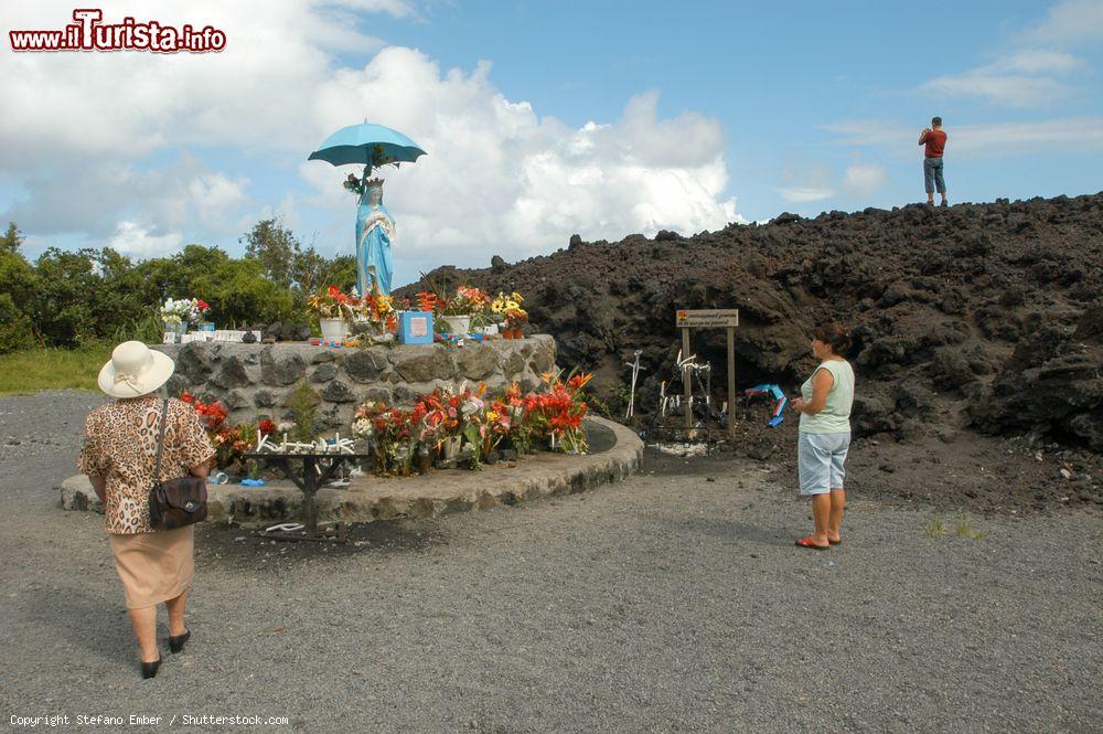 Immagine La statua della Madre di Dio con l'ombrello sull'isola de La Réunion, Francia d'oltremare. Si trova al santuario dell'eruzione della lava ed è visitata da migliaia di fedeli - © Stefano Ember / Shutterstock.com