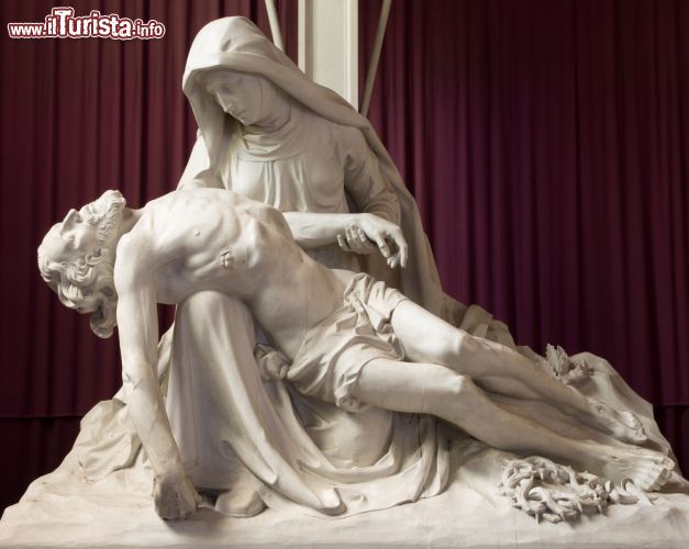 Immagine La statua della Pietà nella chiesa di Santa Caterina a Mechelen, Belgio - © 204914710 / Shutterstock.com