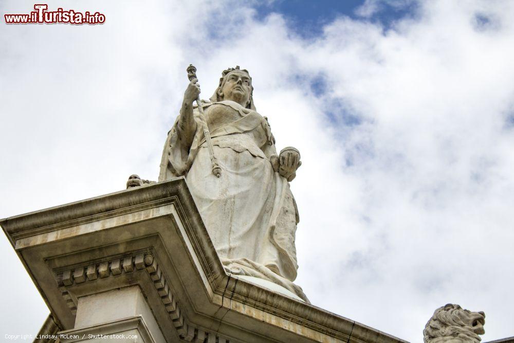 Immagine La statua della Regina Vittoria al Kings Domain Park di Melbourne, Australia. Si trova nei pressi del Tempio della Rimembranza - © Lindsay McLean / Shutterstock.com