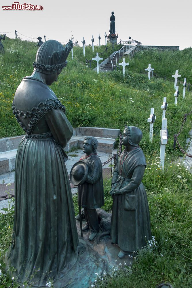 Immagine La statua della Vergine con i due pastorelli a La Salette-Fallavaux, Francia. L'apparizione fece a lungo discutere il mondo religioso prima di essere riconosciuta dalla chiesa di Roma.