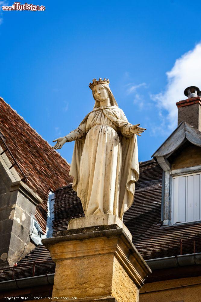 Immagine La statua della Vergine fuori dalla Cappella delle Apparizioni di Paray-le-Monial, Borgogna, Francia - © Nigel Jarvis / Shutterstock.com