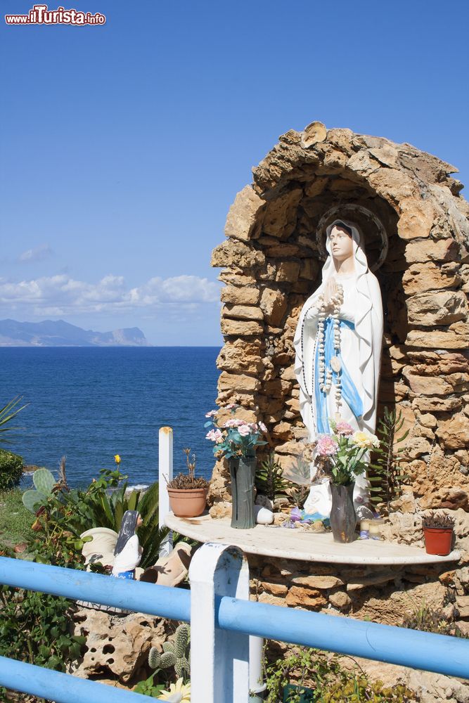 Immagine La statua della Vergine lungo via Marina, sul lungomare di Trappeto in Sicilia