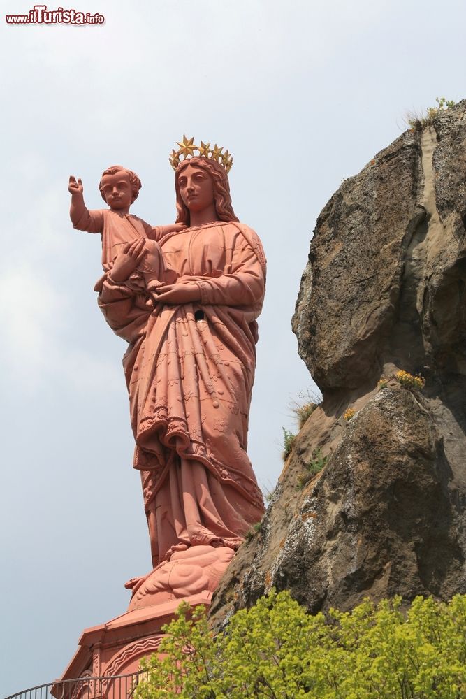 Immagine La statua della Vergine Maria con il Bambino a Le Puy-en-Velay, Francia.