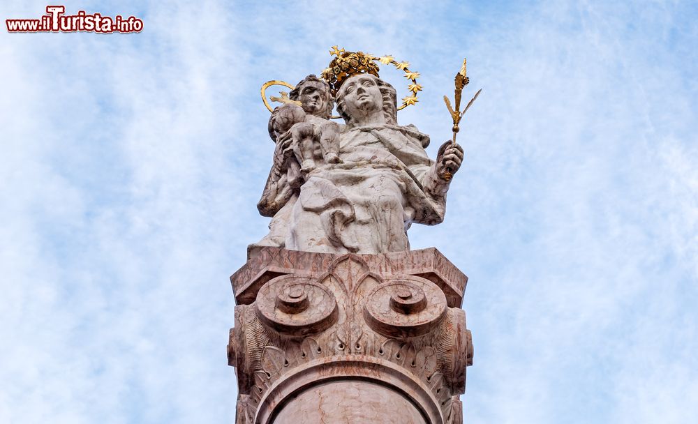 Immagine La statua della Vergine Maria nel centro di Murnau vicino a Monaco di Baviera