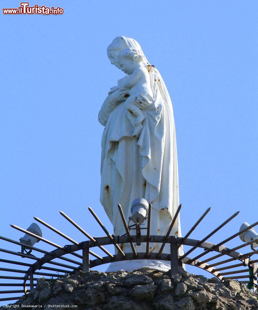 Immagine La statua della Vergine Maria su una roccia nel mare vicino a Biarritz, Francia - © Douwmamaria / Shutterstock.com