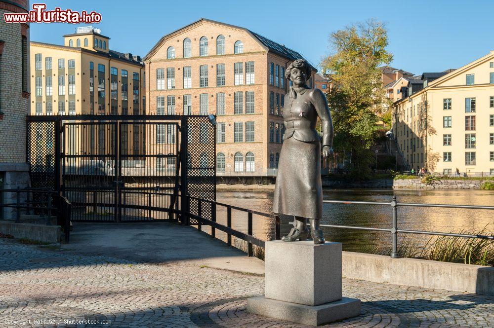 Immagine La statua dell'autrice Moa Martinson nella cittadina di Norrkoping, Svezia. Era una famosa scrittrice di letteratura proletaria - © Rolf_52 / Shutterstock.com