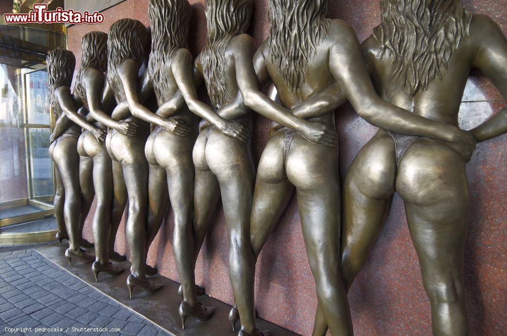 Immagine La statua delle Crazy Girls al Riviera casinò di Las Vegas. Si dice che porti fortuna toccare il lato B delle ragazze - © pedrosala / Shutterstock.com