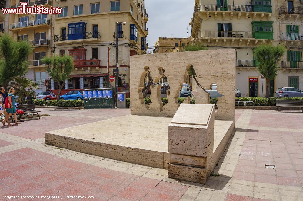 Immagine La Statua delle Ombre Bianche (White Shadows Statue) a Sliema, Malta. Quest'opera d'arte, che rappresenta una famiglia che cammina assieme, è stata disegnata dall'architetto maltese Richard England nel 2002 - © Kotsovolos Panagiotis / Shutterstock.com