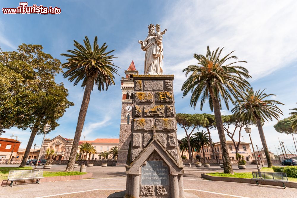 Immagine La Statua di  Madonna Ausiliatrice in centro ad Arborea in Sardegna