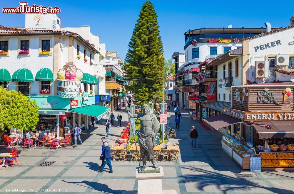 Immagine La statua di Attalo II°, fondatore della città di Antalya, Turchia. Siamo nel cuore del centro storico della città, in una delle principali piazze frequentate dagli abitanti e dai turisti - © Igor Zh. / Shutterstock.com