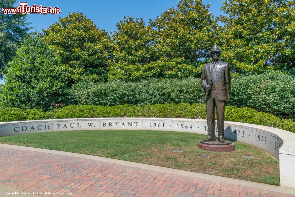 Immagine La statua di Bear Bryant nel campus dell'Università dell'Alabama, Tuscaloosa, USA. Paul William Bryant è stato un giocatore e allenatore di football - © Ken Wolter / Shutterstock.com