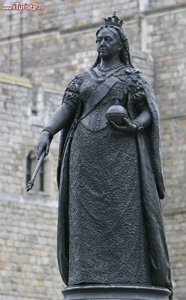 Immagine La statua di bronzo della Regina Vittoria fuori dalla fortezza di Windsor, Regno Unito. La scultura ricorda la predilezione che questa sovrana ebbe per la residenza di Windsor oltre che per i lavori di restauro che qui portò avanti.