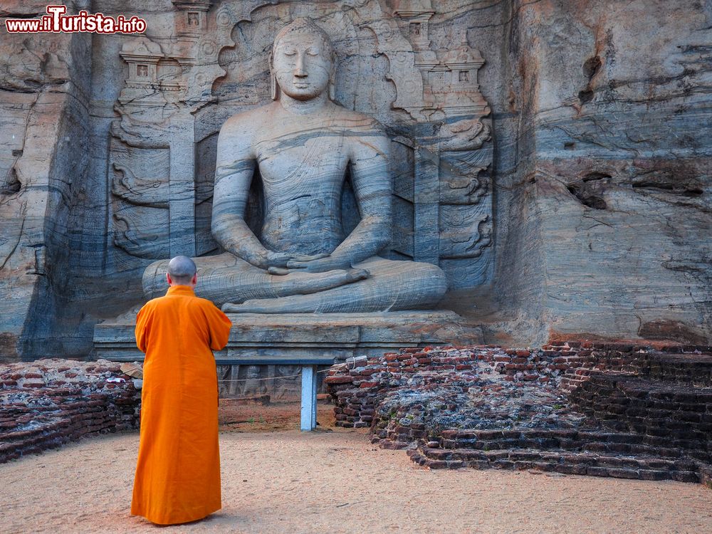 Immagine La statua di Buddha scolpita in un monolite unico nel tempio di Polonnaruwa, Sri Lanka.