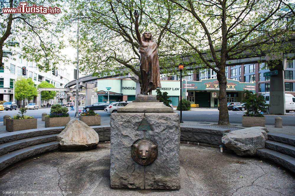 Immagine La statua di Capo Seattle al centro di Tilikum Place a Seattle, Washington - © Max Herman / Shutterstock.com