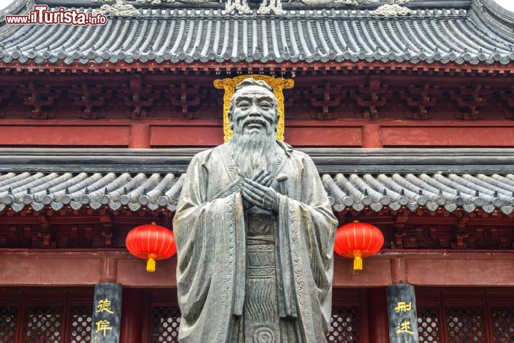 Immagine La statua di Confucio al Tempio di Nanchino, Cina - © aphotostory / Shutterstock.com