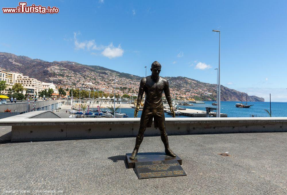 Immagine La statua di Cristiano Ronaldo, il figlio più illustre di Funchal, nella classica posizione che assume prima di tirare le punizioni - © wjarek / Shutterstock.com