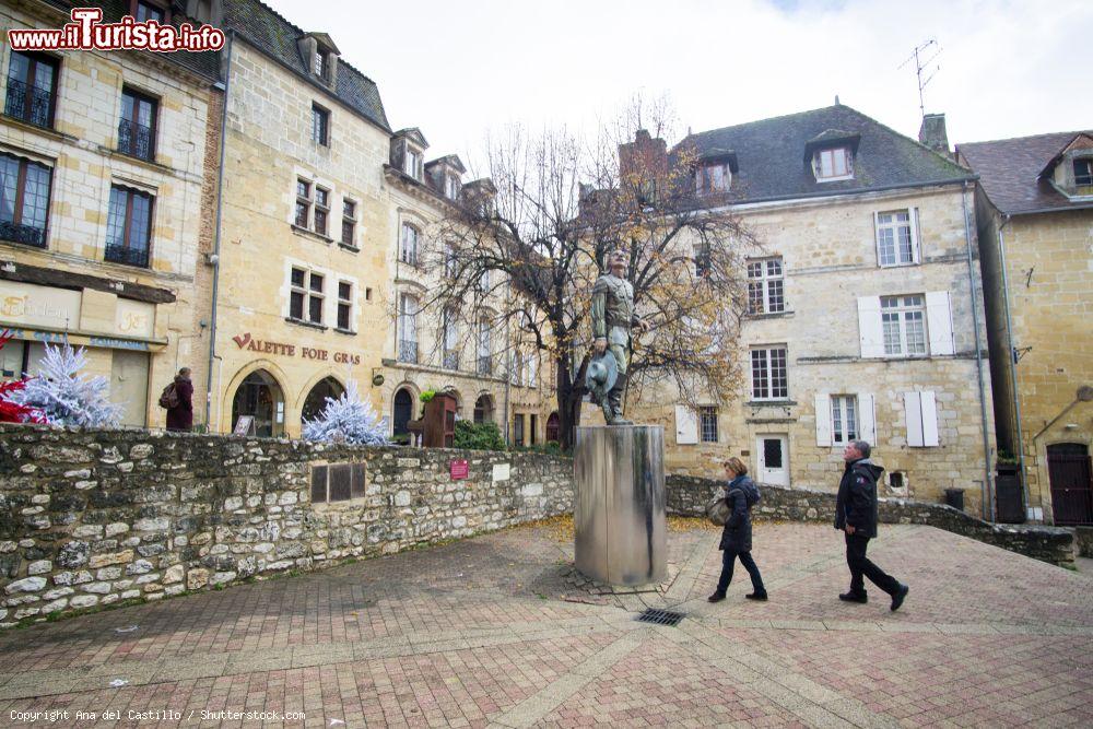 Immagine La statua di Cyrano de Bergerac nel centeo del villaggio di Bergerac, Francia  - © Ana del Castillo / Shutterstock.com