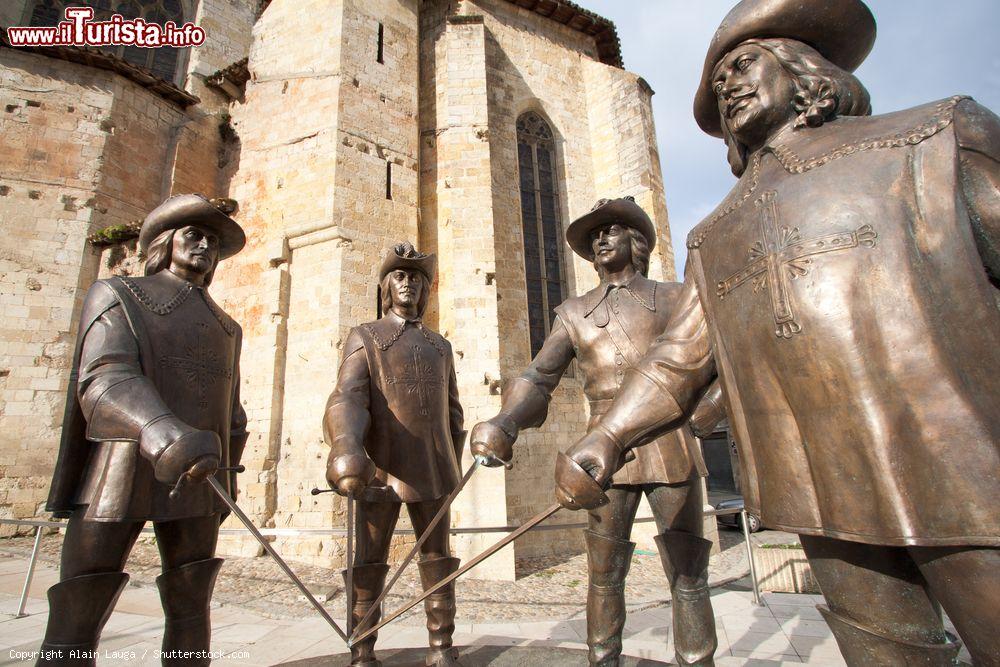 Immagine La statua di D'Artagnan e i 3 Moschettieri a Condom, Francia. A realizzare quest'opera scultorea, inaugurata nel settembre 2010, è stato Zurab Tsereteli - © Alain Lauga / Shutterstock.com
