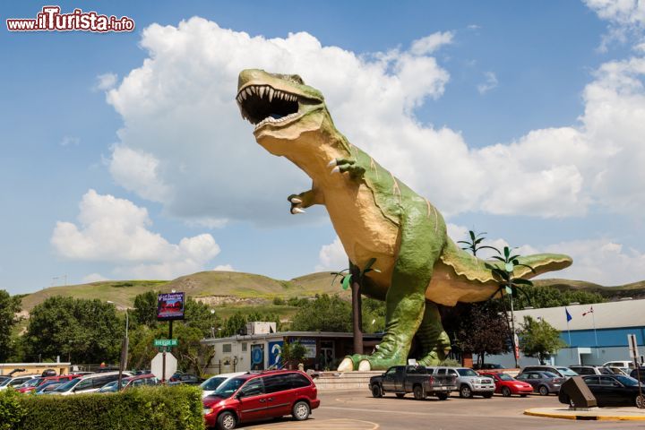 Immagine La statua di dinosauro più grande del mondo a Drumheller. Alta 26 metri e lunga 46 metri raffigura uno spaventoso esemplare di T-Rex e segna l'ingresso al visitor center della città. Al suo interno le scale portano fin dentro alle fauci. - © Ronnie Chua / Shutterstock.com